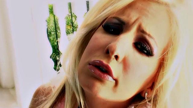 зрелая с большими сиськами получает жесткий член в мокрую киску