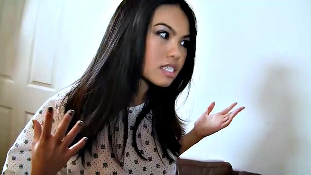 азиатка cindy starfall отсасывает большой член в glory hole