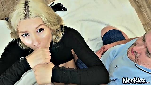 Пока муж в стороне, любовник устраивает жаркое шоу на день рождения жены.