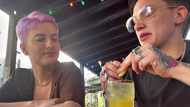 Inked queer licks and fingers GF at home in video