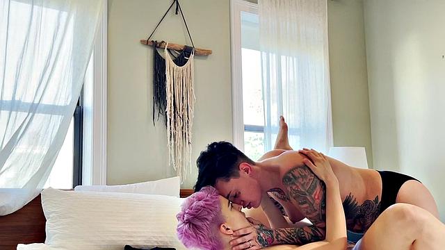 Inked queer licks and fingers GF at home in video
