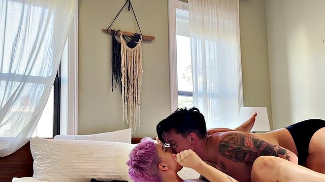 Inked queer licks and fingers GF at home in video