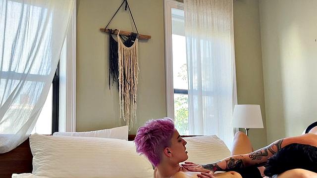 Inked queer licks and fingers GF at home in video