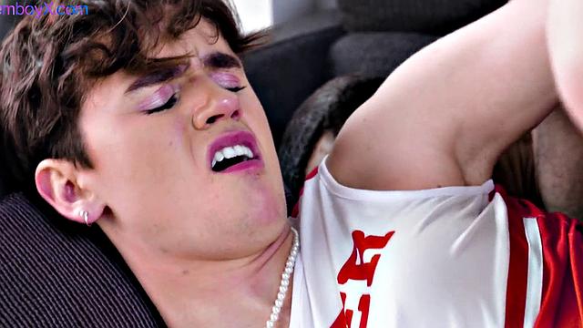 фембой-чирлидер сосёт и трахается с черным зрелым мужиком