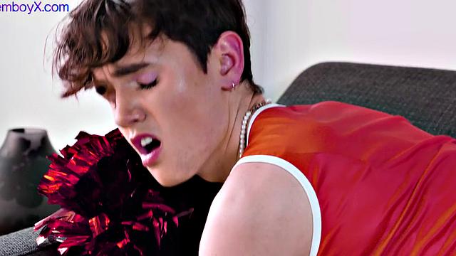 фембой-чирлидер сосёт и трахается с черным зрелым мужиком