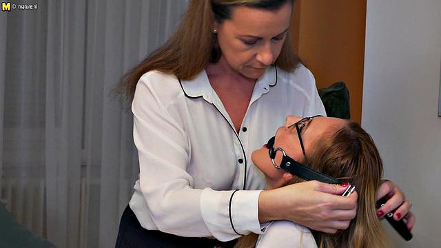 милфа-репетитор доказывает, что лизать важнее шпаргалок