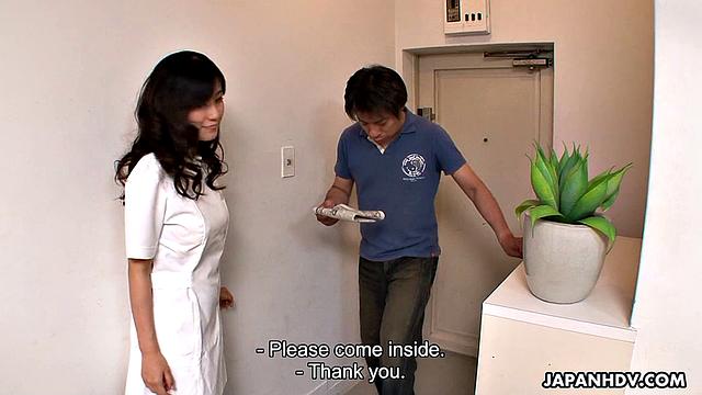 азиатская массажистка дрочит и кончает на лицо клиенту