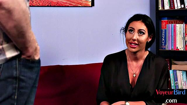 Любительница подглядывать доводит парня до финиша на глазах у всех, а он и не против такого шоу - британский подход к развлечениям.