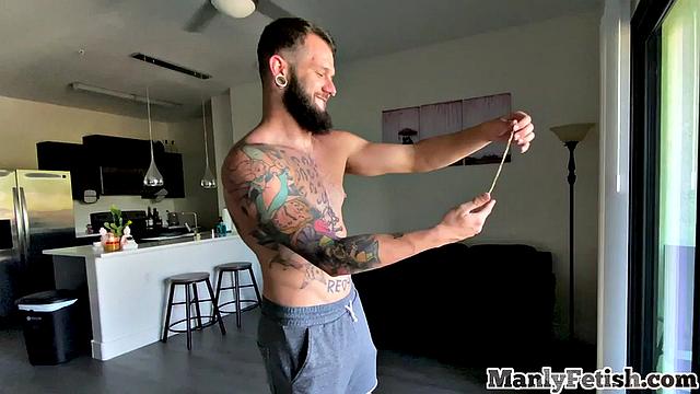 черный мачо с мышцами подставил зад в pov и шутит над происходящим