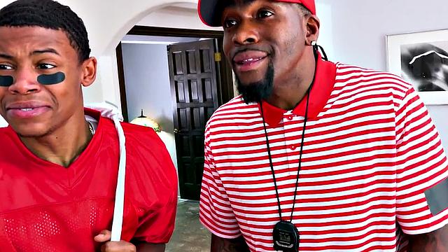 татуированная мачеха на взводе в грязном тройничке с пасынком