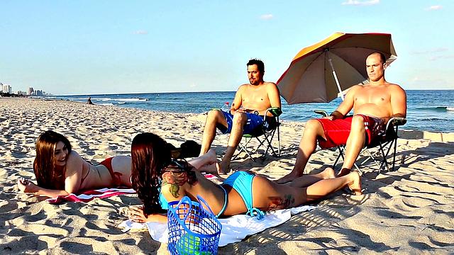 Меняемся отчимами на пляже, девчонки заводят жаркую тусу