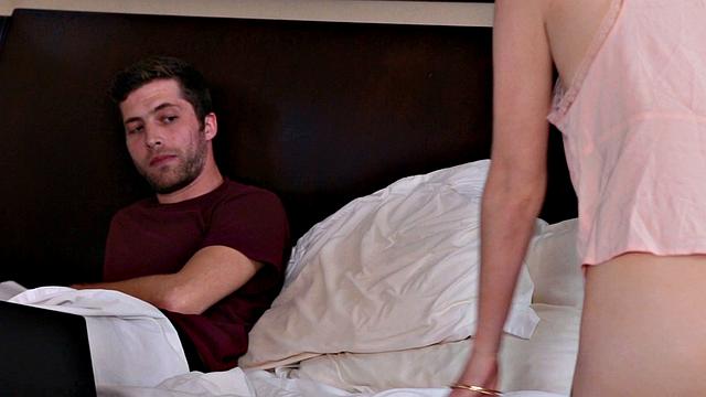 поймала брата за дрочкой и жёстко дала в спальне