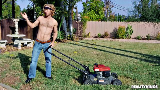 Бриджетт Би трахается у бассейна с садовником, пока муж не видит.