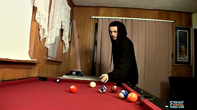 Гетеро, голый, играет в бильярд, дрочит - Вайли
