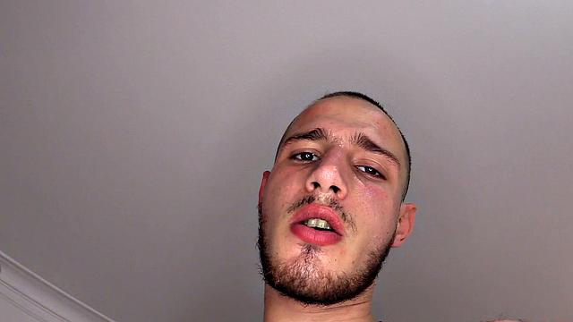 Латино трахает себя дилдо, пока рука в перчатке дрочит и ласкает его