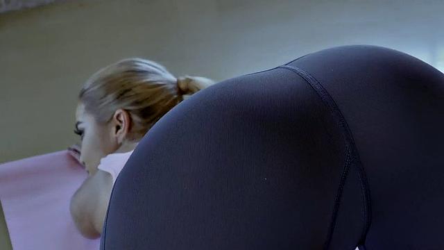 жаркий лесбийский тройничок разрывает зал после тренировки аналом