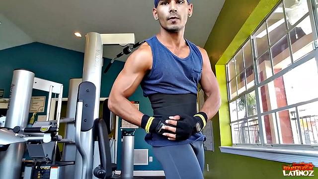 Марко Круз дрочит огромный член и заливает всё спермой на камеру, гей версия интриги для фанатов мощных латино мачо.