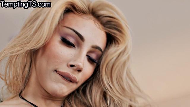 Транс трахает зрелую красотку с большими сиськами и маленькой попкой, жёстко и без резины!