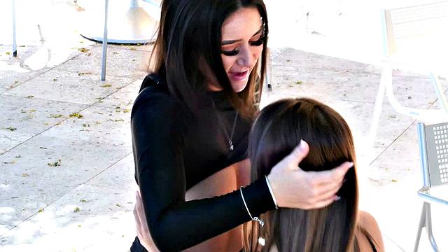 Кармен и Кали впервые пробуют друг друга в постели