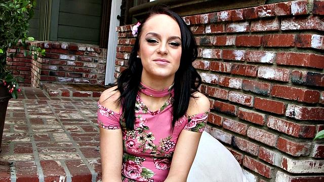 брюнетка ставит галочку в списке: дрочу на веранде