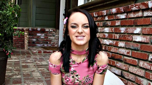 брюнетка ставит галочку в списке: дрочу на веранде