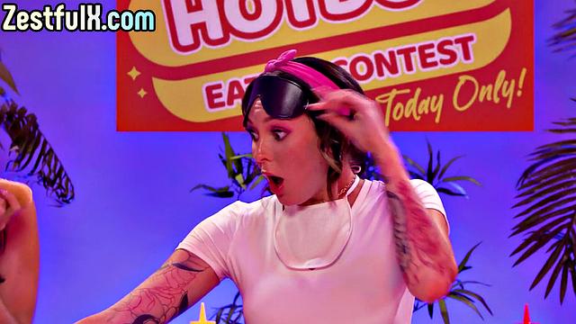 Три зрелые лесбиянки трахаются страпоном и лижут друг другу киски в групповухе.