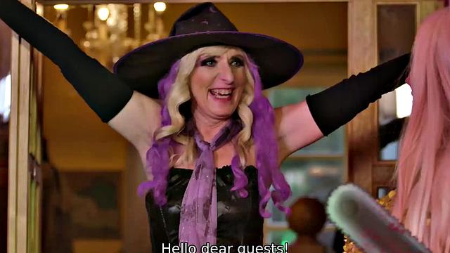 зрелая блондинка трахается на вечеринке в ванной