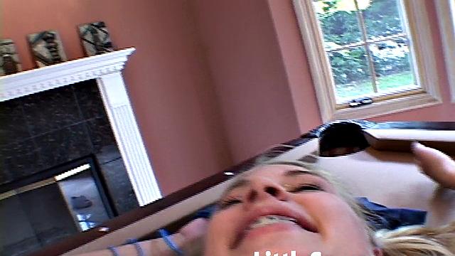 Girl on girl lesbian fingering and pussy eating