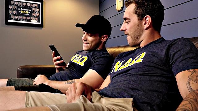 татуированные студенты сначала дрочат, потом жарко трахаются на диване