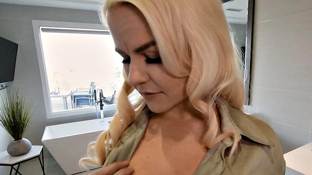 Bigbooty slut loves hardcore fucking on big white dick