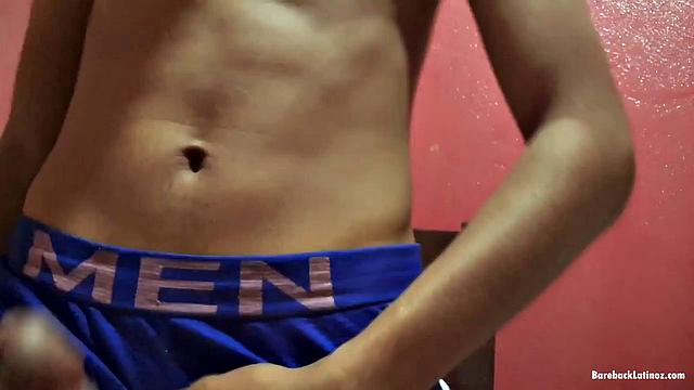 Элиан дрочит свой мощный член и кончает с размахом