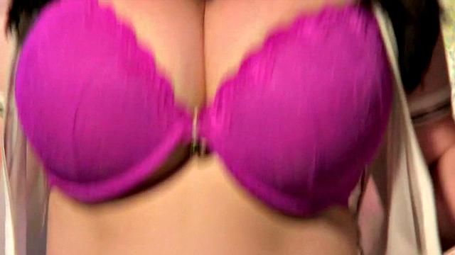 Майя Милано сводит с ума перед камерой своими огромными натуральными сиськами