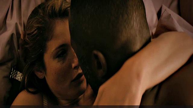 жаркая стрельба глазами от gemma arterton в белье на кровати