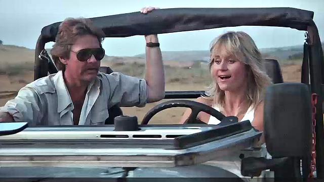 белинда мэйн раздевается у бассейна, мокрая и соблазнительная