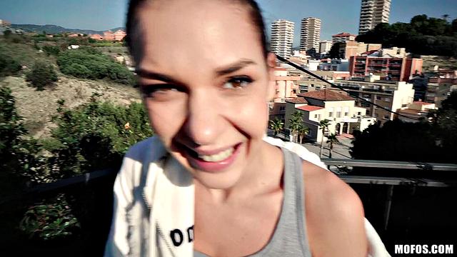 бег не задался - фитоняшка предпочла уличный член