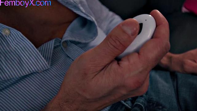 Парень в изысканном белье с анальной пробкой соблазняет взрослого парня на гей-секс.