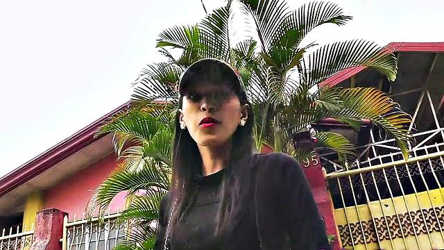 смотри, как страстная филиппинка трахается с белым туристом