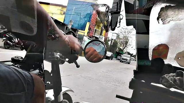 смотри, как страстная филиппинка трахается с белым туристом