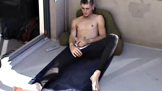 PonyBoi устроил себе весёлую разрядку и похвастался стояком перед камерой, гей-развлечения без цензуры.