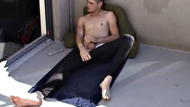 PonyBoi устроил себе весёлую разрядку и похвастался стояком перед камерой, гей-развлечения без цензуры.