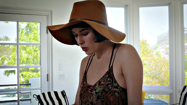 отчим жёстко трахает строптивую падчерицу дома