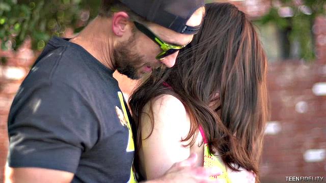 Elektra Rose трахается с озабоченным соседом у бассейна