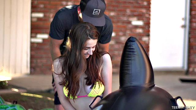 Elektra Rose трахается с озабоченным соседом у бассейна