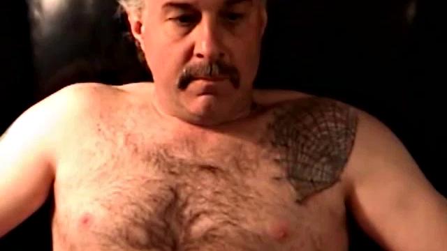 мохнатый дальнобойщик разряжается в тарелку с юмором