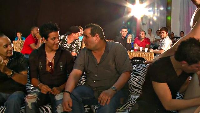 на тусовке качок-стриптизер ловко подсасывает толпе член