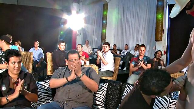 на тусовке качок-стриптизер ловко подсасывает толпе член