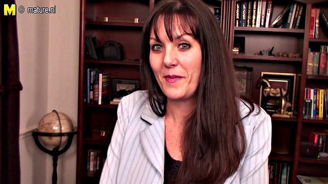 озорная американская милфа разогревается у компа