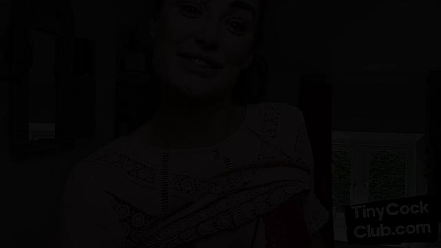 британская госпожа унижает покорного с маленьким членом