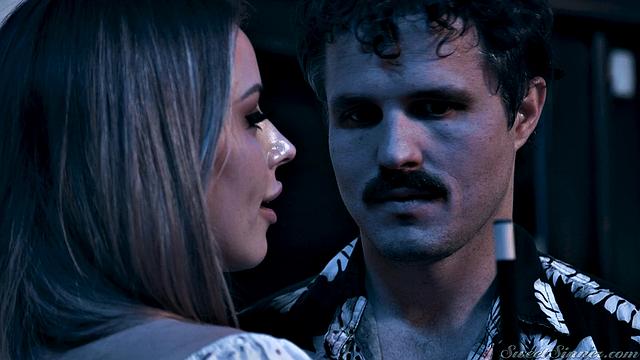 блондинка и брюнет жарко трахаются на диване