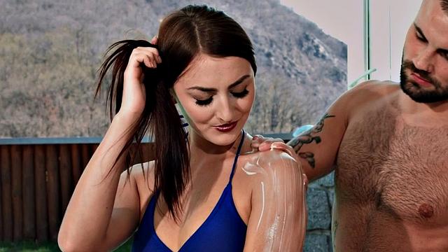 Beauty sharing dick in threeway after cockriding